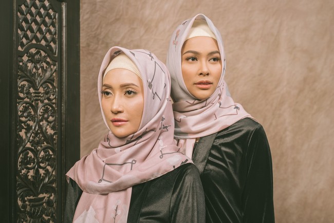Penampilan Artika Sari Devi dan Bunga Jelitha mewakili Kartini masa kini. Gayanya begitu anggun. Foto: Dok. Vanila Hijab