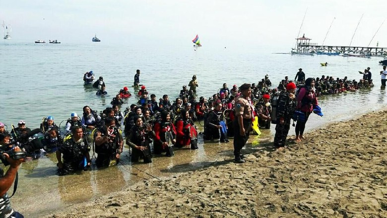 221 Wanita Penyelam Kibarkan Bendera di Bawah Laut Situbondo 221 Wanita Penyelam Kibarkan Bendera di Bawah Laut Situbondo