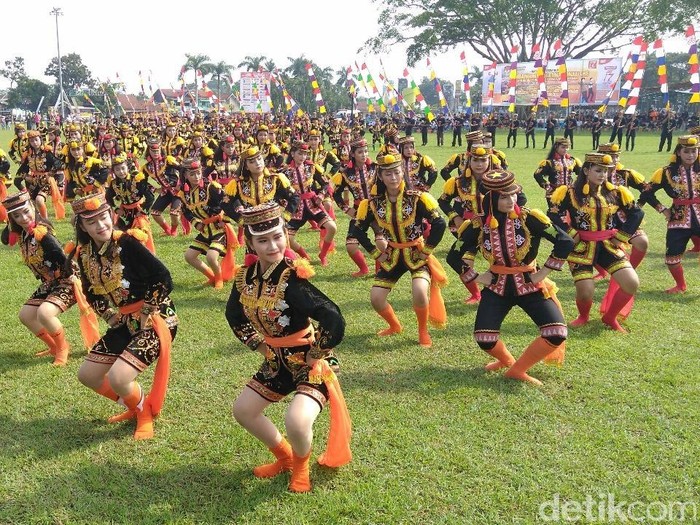 Ratusan penari Dolalak ikut sosialisasikan pilkada di Purworejo, Sabtu (21/4/2018).