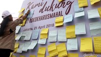 Mereka juga menulis surat untuk keluarga tercibta agar berhenti merokok.