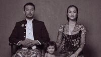 Kalau ini gaya keluarga Atiqah Hasiholan dan Rio Dewanto bersama dengan putri kecil mereka Foto: Selebriti Kartini (Instagram)