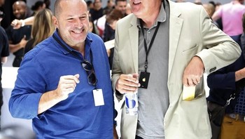 Jonathan Ive, pria kelahiran Inggris ini adalah tangan kanan Steve Jobs dan menjadi kepala desain Apple. Ia sangat diandalkan mendesain iPhone, iPad maupun deretan gadget lainnya. Foto: Reuters  