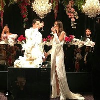 Malam harinya wanita yang masuk menjadi finalis lima besar di ajang Miss Universe itu kemudian berganti baju lagi untuk acara resepsi. Masih menggunakan busana dari rumah mode Galia Lahav, kali ini gaunnya terinspirasi dari karakter sang pengantin. Sang desainer ingin menonjolkan kecantikan alami si pengantin. Foto: Dok. Instagram/@monika_rad