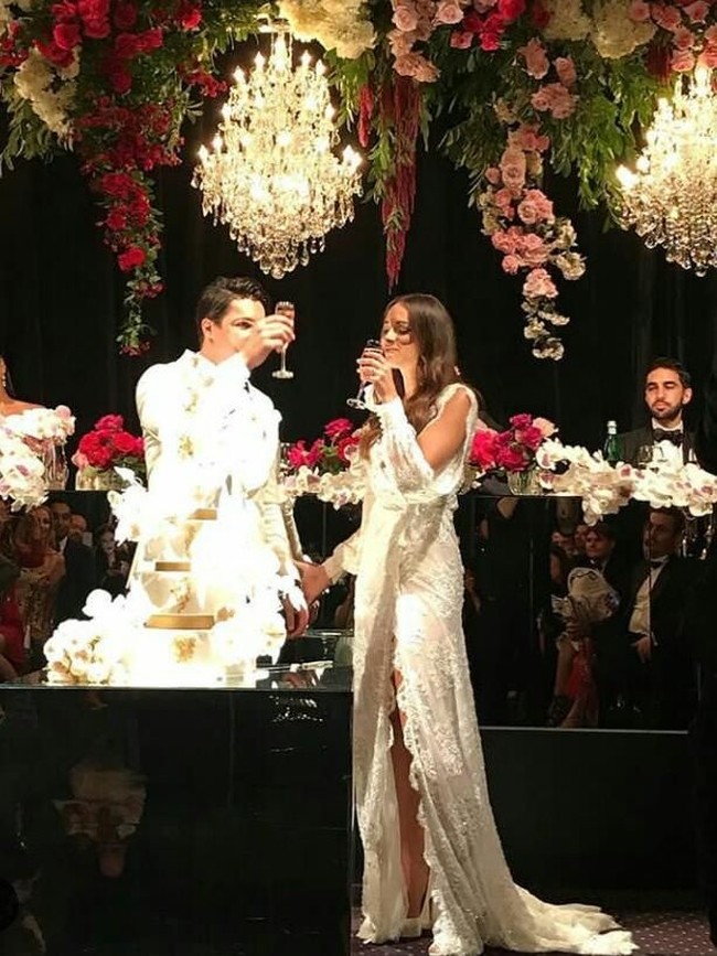 Malam harinya wanita yang masuk menjadi finalis lima besar di ajang Miss Universe itu kemudian berganti baju lagi untuk acara resepsi. Masih menggunakan busana dari rumah mode Galia Lahav, kali ini gaunnya terinspirasi dari karakter sang pengantin. Sang desainer ingin menonjolkan kecantikan alami si pengantin. Foto: Dok. Instagram/@monika_rad