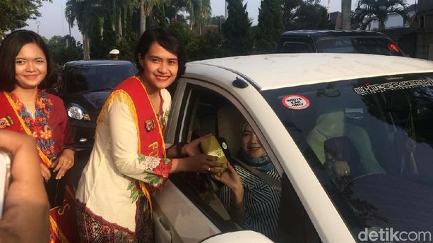 Hari Kartini, Polwan Ciamis Berkebaya dan Bagikan Cokelat