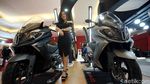 Paras Cantik SPG Saat Bergaya di Atas Moge
