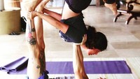 Aktris kelahiran Meksiko berusia 51 tahun, Salma Hayek, masih bisa melakukan acroyoga dengan sempurna. Foto: instagram/SalmaHayek