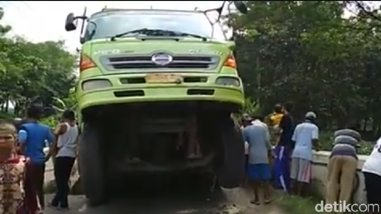 Jembatan Ambrol, Truk Bermuatan Beras Terperosok ke Sungai Jembatan Ambrol, Truk Bermuatan Beras Terperosok ke Sungai