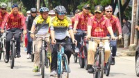 Ketua Umum Partai Gerindra Prabowo Subianto dan Presiden PKS Sohibul Iman bersepeda bareng dalam rangkaian acara milad ke-20 PKS. Keduanya tampak berkeringat saat tiba di Kantor DPP PKS. Prabowo mengaku mendapat perintah dari Presiden PKS Sohibul Iman untuk bersepeda. (Foto: Dok. PKS)