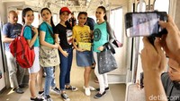 Sebelumnya model ini memakai baju adat.