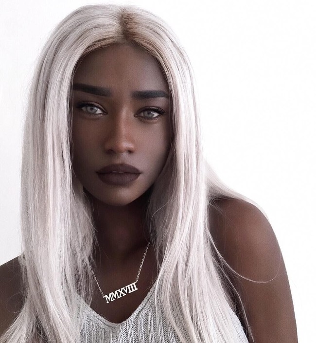 Melvnin seorang model dan juga selebgram dengan follower mencapai lebih dari 388 ribu. Ia disukai karena penampilan uniknya. Kulit hitam legam dan rambut putih perak. Foto: Instagram/@melvnin