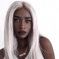 Melvnin seorang model dan juga selebgram dengan follower mencapai lebih dari 388 ribu. Ia disukai karena penampilan uniknya. Kulit hitam legam dan rambut putih perak. Foto: Instagram/@melvnin