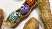 Wah, ini sih keren banget! Ketiga monster ini dibuat dalam ukuran isi kacang tanah yang sesungguhnya. Karena ukurannya yang kecil, pasti sulit membentuk tiga karakter monster tersebut. Foto: Instagram @stevecasino