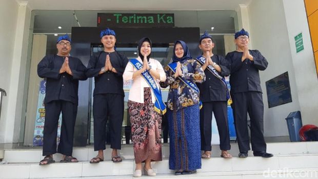 Hari Kartini, Polwan di Sukabumi Bagikan Doorprize pada Wajib Pajak