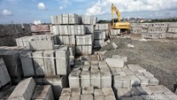 Sejumlah material bangunan seperti batu bata telah ada di lokasi.