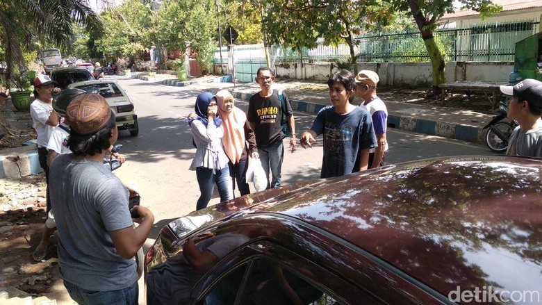 HP Mahasiswi Disambar Penjambret saat Dipakai Chatting di Atas Motor HP Mahasiswi Disambar Penjambret saat Dipakai Chatting di Atas Motor