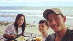 Intip 10 Pose Tampan Mike Lewis Saat Bikin Kue dan Makan Bareng Anak