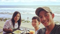 Sweet banget! Mike mengajak babysitter anaknya makan siang bersama di Canggu. Kenzou and I took Nini out to her Birthday lunch. Shes been his Nanny ever since he was born, tulis Mike. Foto: Instagram mike_lewis