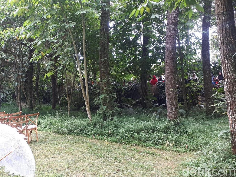 Antusias Warga Lihat Pernikahan Syahnaz dan Jeje dari Semak-semak Antusias Warga Lihat Pernikahan Syahnaz dan Jeje dari Semak-semak