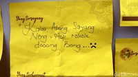 Salah satunya berbunyi Kalau abang sayang Neng, stop rokok dooong bang