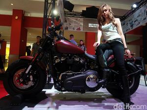 Paras Cantik SPG Saat Bergaya di Atas Moge