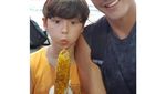 Intip 10 Pose Tampan Mike Lewis Saat Bikin Kue dan Makan Bareng Anak