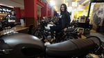 Paras Cantik SPG Saat Bergaya di Atas Moge