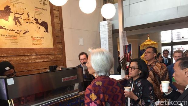 IMF Boss, Sri Mulyani and BI Governor Enjoy Indonesian Coffee in the US