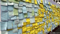 Surat-surat ini ditempel di dinding kayu.