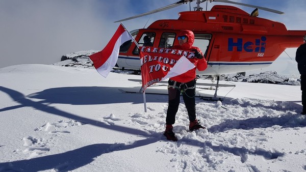 Perjalanan naik helikopternya dimulai dari Timika. Kemudian terbang sekitar 40 menit ke beberapa puncak gunung yang dilapisi es abadi (Adventure Carstensz)