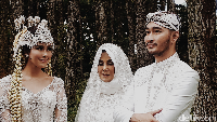 Hari yang dinantikan akhirnya datang juga. Syahnaz dan Jeje akhirnya resmi menjadi suami-istri. Foto: Syahnaz, Jeje dan Mama Amy (Asep/detikHOT)