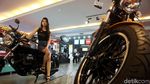 Paras Cantik SPG Saat Bergaya di Atas Moge
