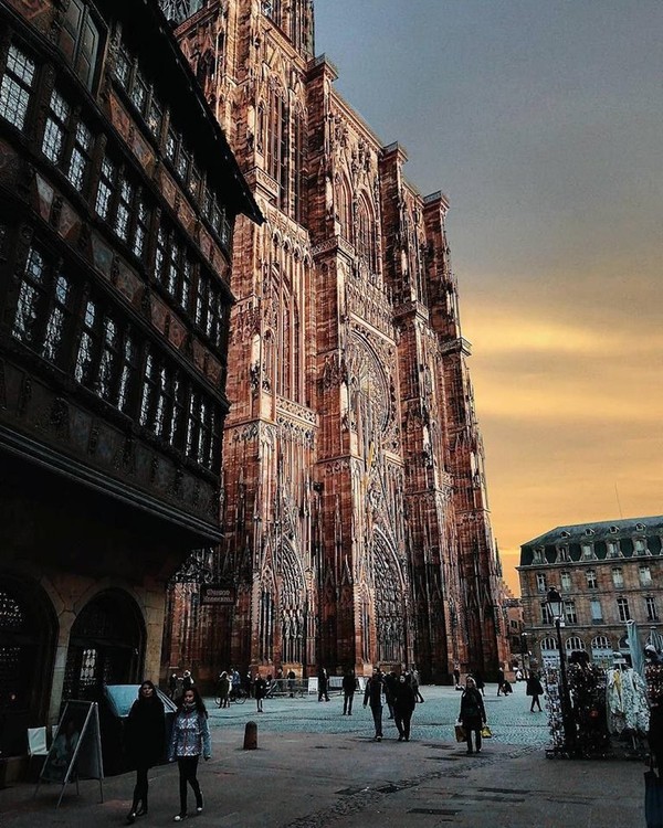 Strasbourg merupakan kota Warisan Dunia sejak tahun 1988 yang diklasifikasikan oleh UNESCO. Sebab kota ini, masih menjaga betul bangunan-bangunan bersejarahnya yang usianya lebih dari ratusan tahun! (Strasbourg Tourisme/Facebook)