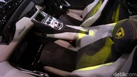 Mobil ini dilengkapi dengan panel atap hardtop yang ramping. Atap bisa dibuka atau ditutup secara manual dengan berat kurang dari 6 kg. Atap itu juga dibuat cembung untuk memastikan ruang kabin yang maksimal bagi pengemudinya, serta dilengkapi dengan sistem pengencang yang mudah memungkinkan panel atap cepat dikeluarkan dan disimpan di bagasi depan.