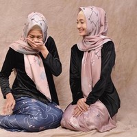 Foto kedua wanita cantik itu merupakan bagian dari perayaan Hari Kartini yang digarap oleh sebuah brand hijab lokal bernama Vanilla Hijab. Foto: Dok. Vanila Hijab