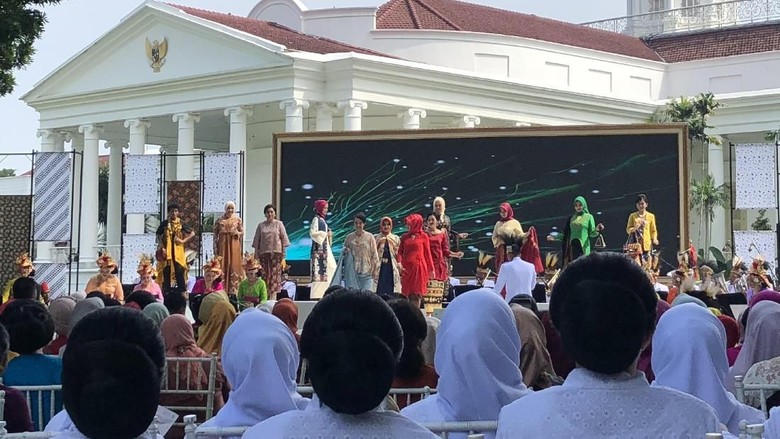 Hari Kartini, Iriana Gelar Fashion Show Kain Nusantara Hari Kartini, Iriana Gelar Fashion Show Kain Nusantara
