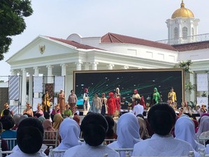 Hari Kartini, Iriana Gelar Fashion Show Kain Nusantara
