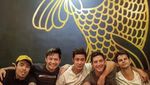 Intip 10 Pose Tampan Mike Lewis Saat Bikin Kue dan Makan Bareng Anak