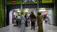 Setiap penumpang yang datang, mereka sapa.