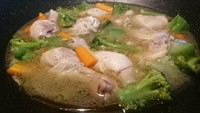 Ini dia sop ayam ala pelantun lagu Tak Pernah Padam. Sop ayam yang dipadu dengan brokoli serta wortel ini dibuat khusus untuk ia dan anaknya, Aeshan Sachiarputra Soendhoro. Foto: Instagram @shandysondoro_official