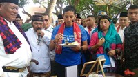Sandiaga mencicipi makanan khas betawi mulai dari kerak telor, toge goreng, es selayang pandang dan uli bakar. Fotografer: Mochammad Zhacky/detikcom