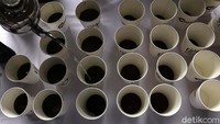 Ribuan gelas kopi disiapkan.