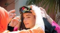 Mereka juga tertarik mencoba kostum tradisional Indonesia. Pengunjung mengaku kagum dengan keragaman budaya Indonesia Foto: KBRI Roma
