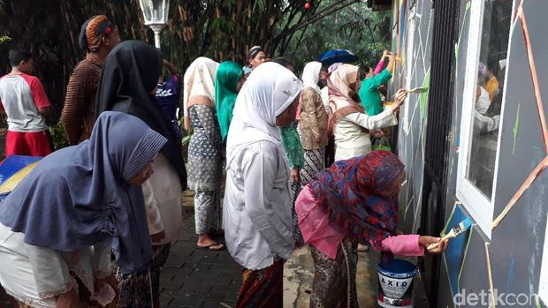 Peringati Hari Kartini, Puluhan Ibu Ramai-ramai Cat Tembok Rumah