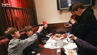 Meski sudah terkenal, ternyata para member BTS masih gemar mengabadikan foto makanan di ponsel mereka. Mirip seperti kita, ya? Foto: Istimewa
