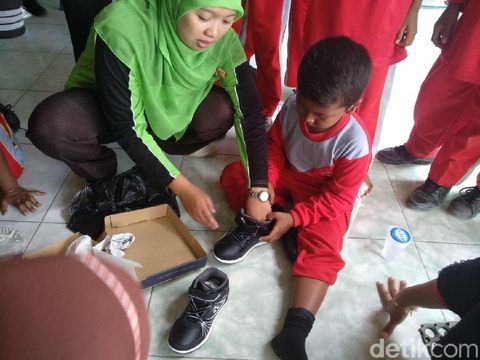Saat Mimpi Anak Yatim Piatu tentang Sepatu Baru Terwujud