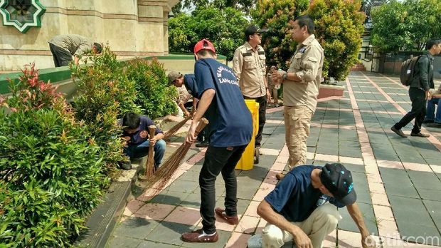 Jelang Bebas, Belasan Napi Lapas Ciamis Bersih-bersih Masjid Agung