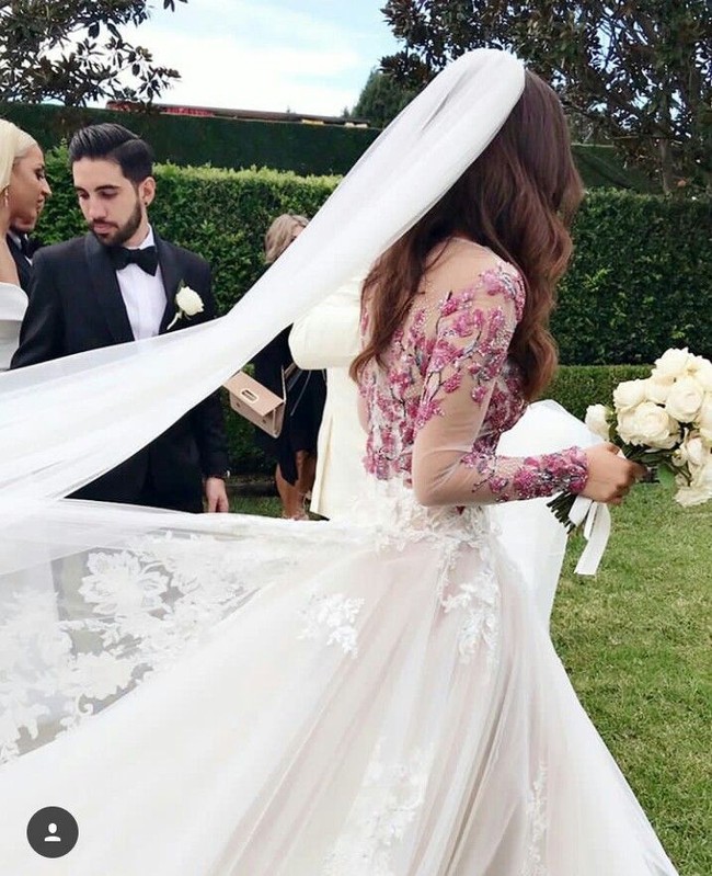 Pernikahan tersebut berlangsung di Miramare Garden. Sebuah kawasan mewah yang berada di bagian utara Sidney, Australia. Foto: Dok. Instagram/@monika_rad