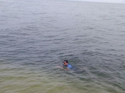Byuuur, Sandiaga Renang Menuju Dermaga di Pulau Bidadari