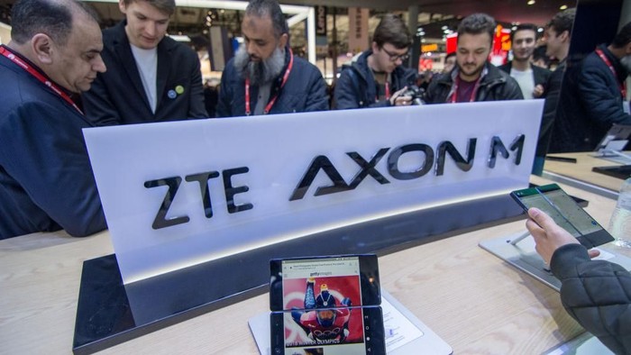 Penampakan ZTE Axon M. Foto: Reuters Penampakan ZTE Axon M. Foto: Reuters